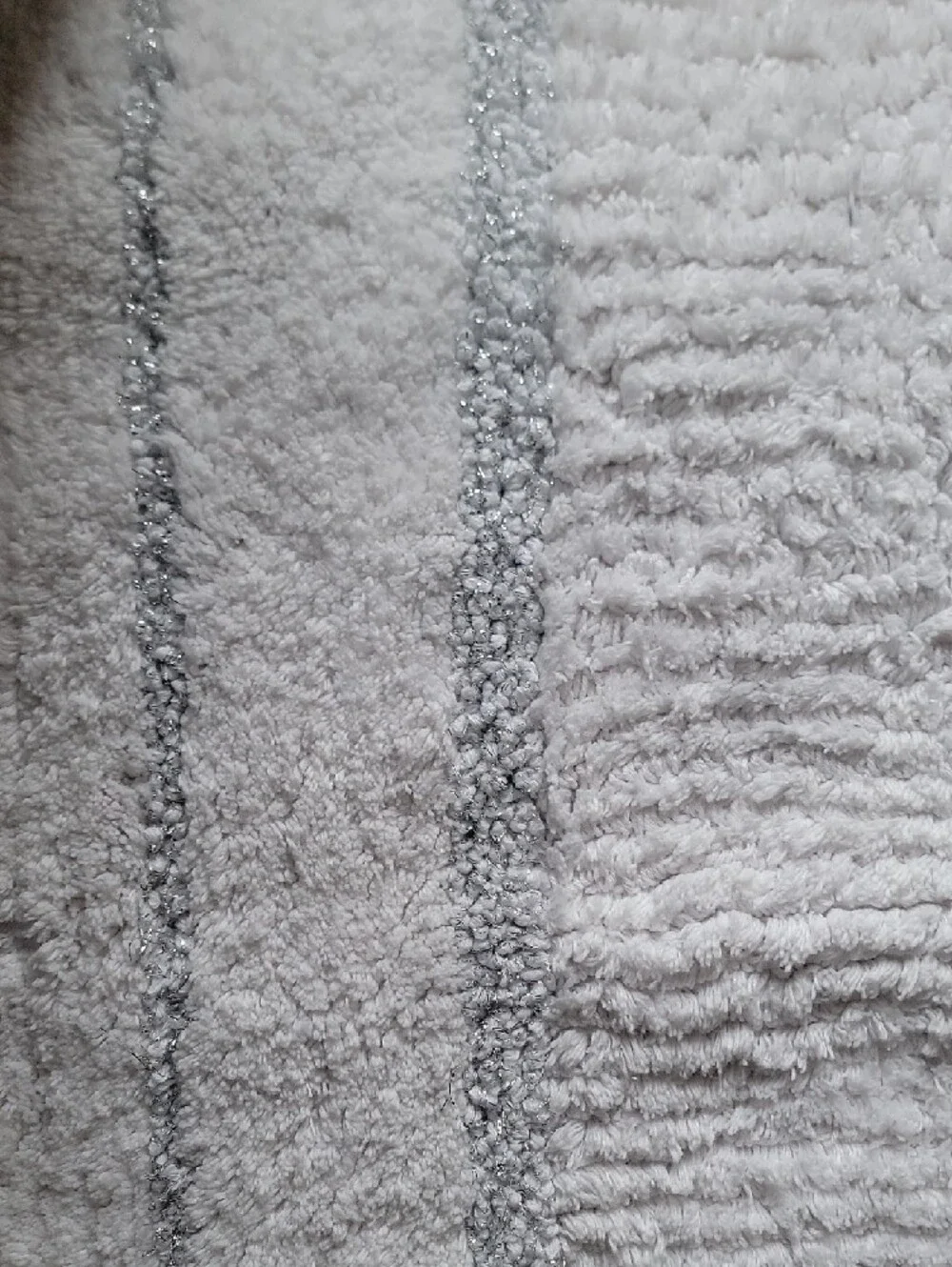 Plush White Bath Mat with Silver Accent - Unbranded